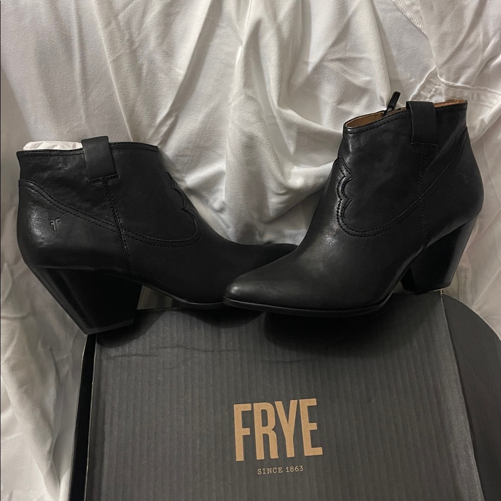 Frye women’s Reina Booties size 10 black NEW